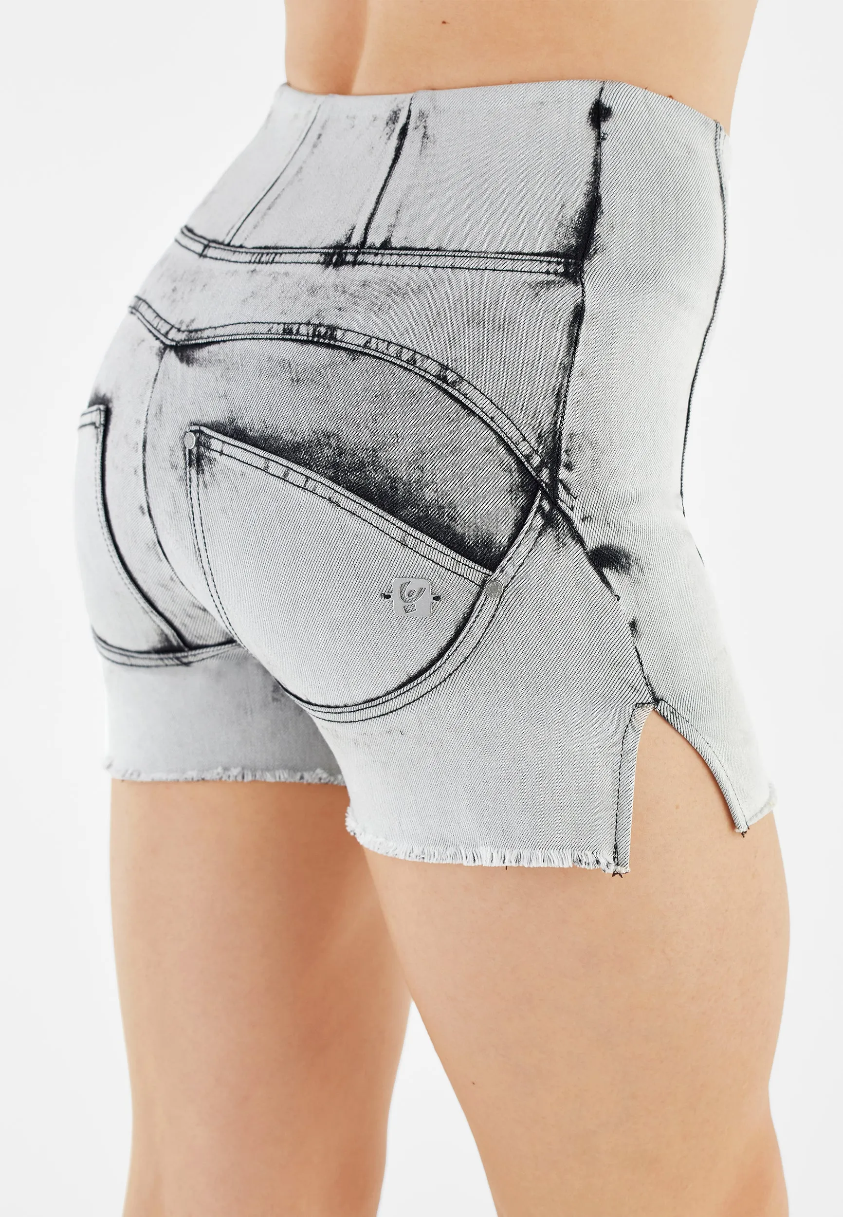 (WRUPSNUG9HS318-J93N) Stylisch Denim Shortje met Split en Faded Colour Effect!